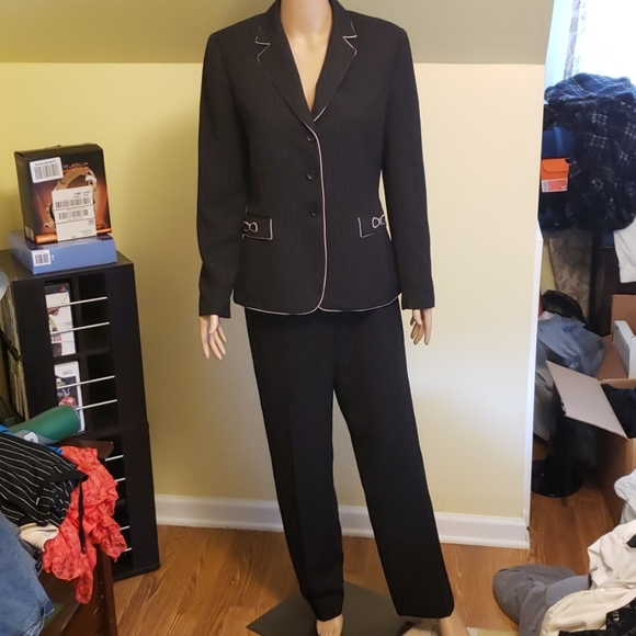 Tahari Jackets & Blazers - Tahari 2 pc suit